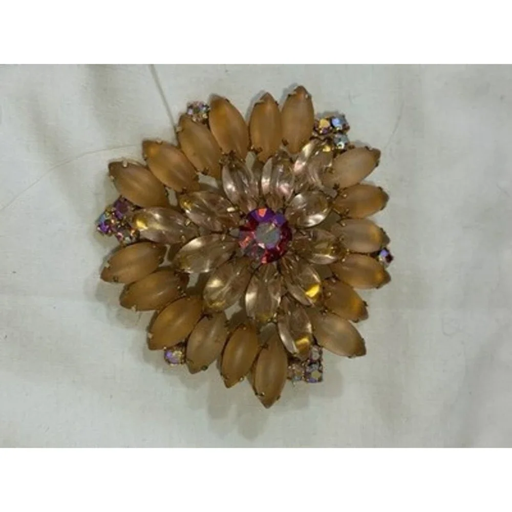 Beautiful Vintage Rhinestone Brooch...Estate